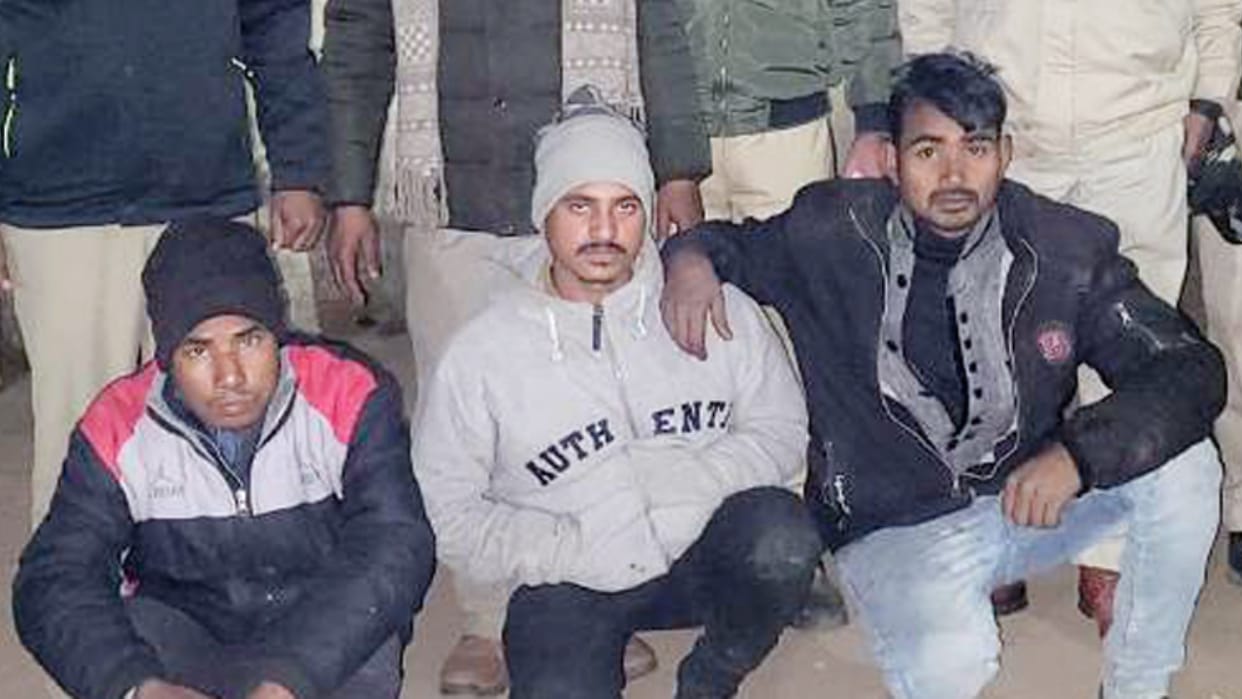 three hunters arrested for installing electric wires in Dudhwa forest in Lakhimpur kheri