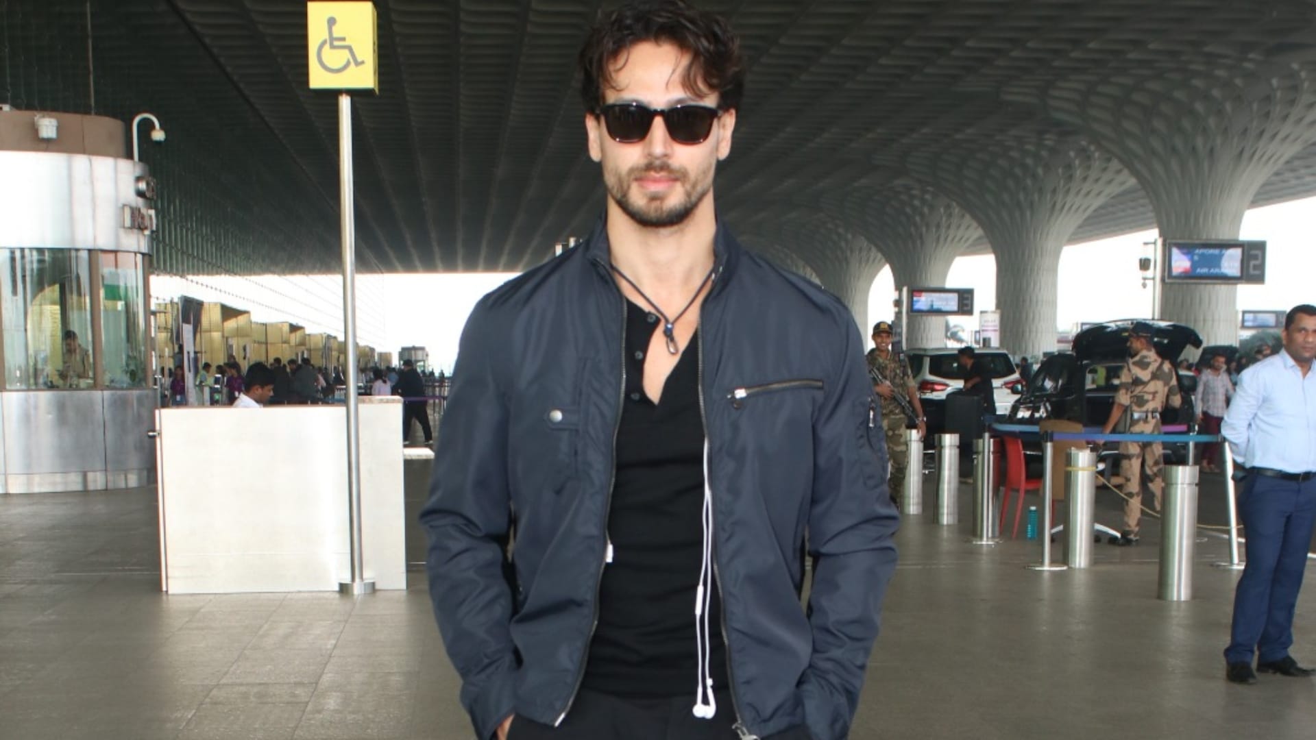 BADE MIYAN CHOTE MIYAN CHOREOGRAPHER BOSCO Tiger Shroff Alaya f JACKKY BHAGNANI LEAVING FOR JORDAN FOR ONE OF