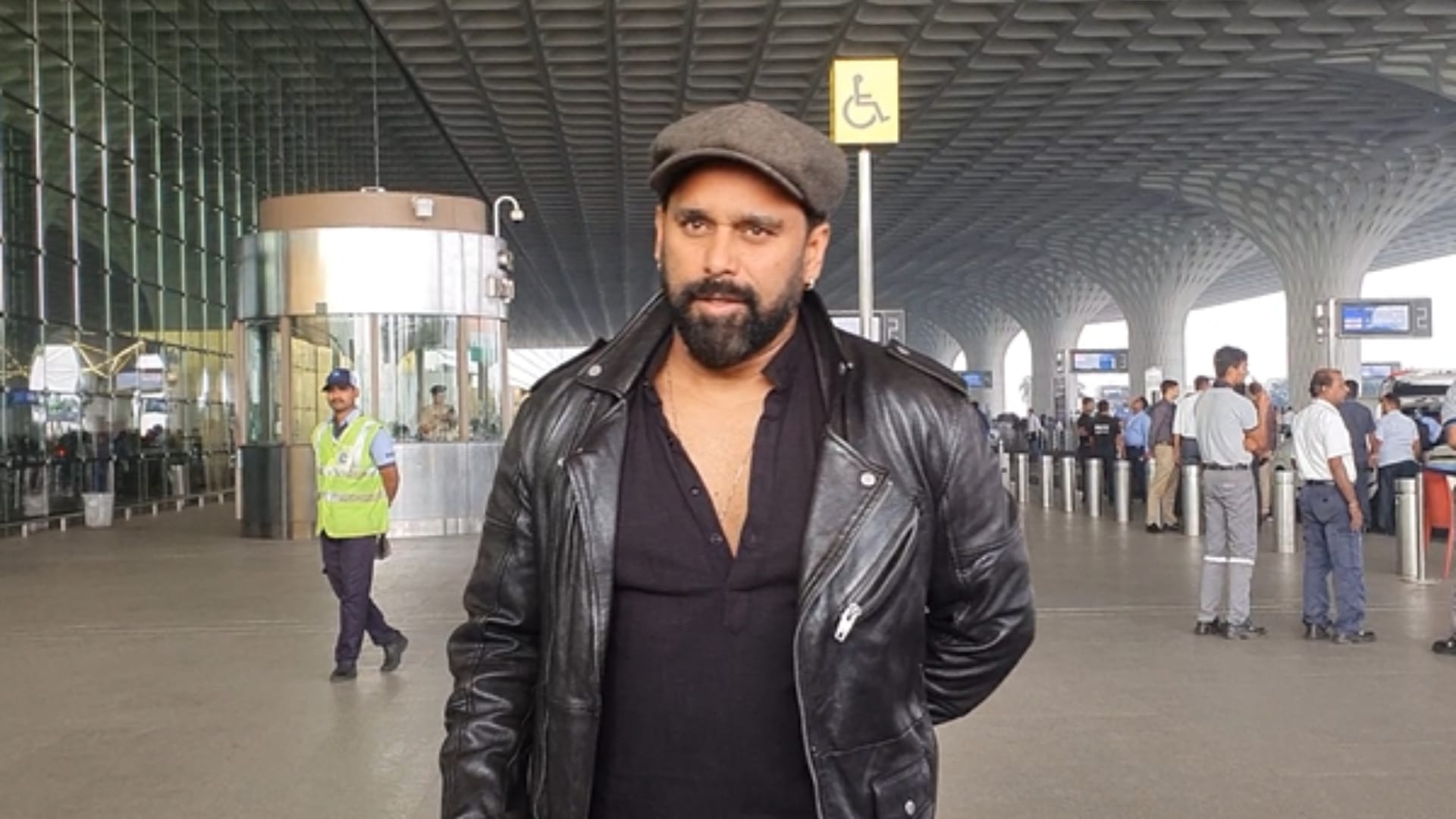 BADE MIYAN CHOTE MIYAN CHOREOGRAPHER BOSCO Tiger Shroff Alaya f JACKKY BHAGNANI LEAVING FOR JORDAN FOR ONE OF
