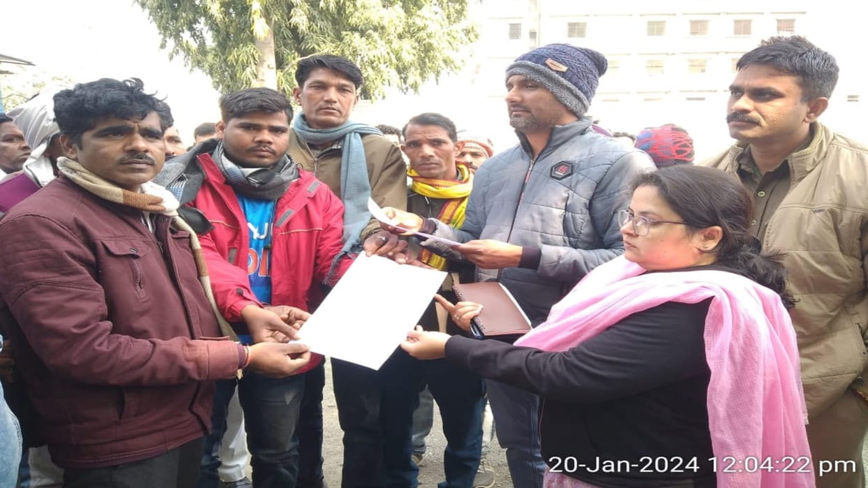 After FIR against contractor and lineman, family members picked up the body of the laborer
