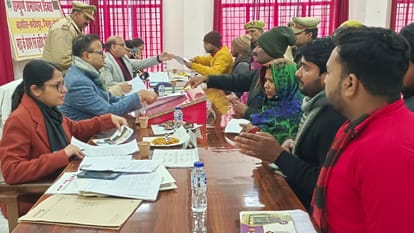 Bareilly: संपूर्ण समाधान दिवस में महिला ने की शिकायत, डीएम ने तुरंत लिया एक्शन, कार्रवाई से मची खलबली DM gave order to suspend the supervisor of Social Welfare Department in Bareilly