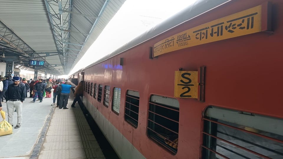 Kamakhya Express stood for three hours in Hathras