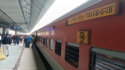 Hathras: ब्लॉक लिए जाने के कारण रोकी गई ट्रेन, तीन घंटे खड़ी रही कामाख्या एक्सप्रेस, यात्रियों ने झेली दिक्कत Kamakhya Express stood for three hours in Hathras
