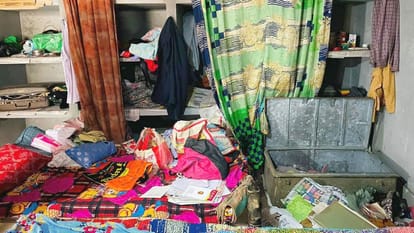 Budaun News: पुलिस की दबिश के डर से घेर में सोया परिवार, ताला तोड़कर घर में घुसे चोर, 12 लाख की चोरी Thief broke the lock and stole jewellery and cash from the house in Budaun