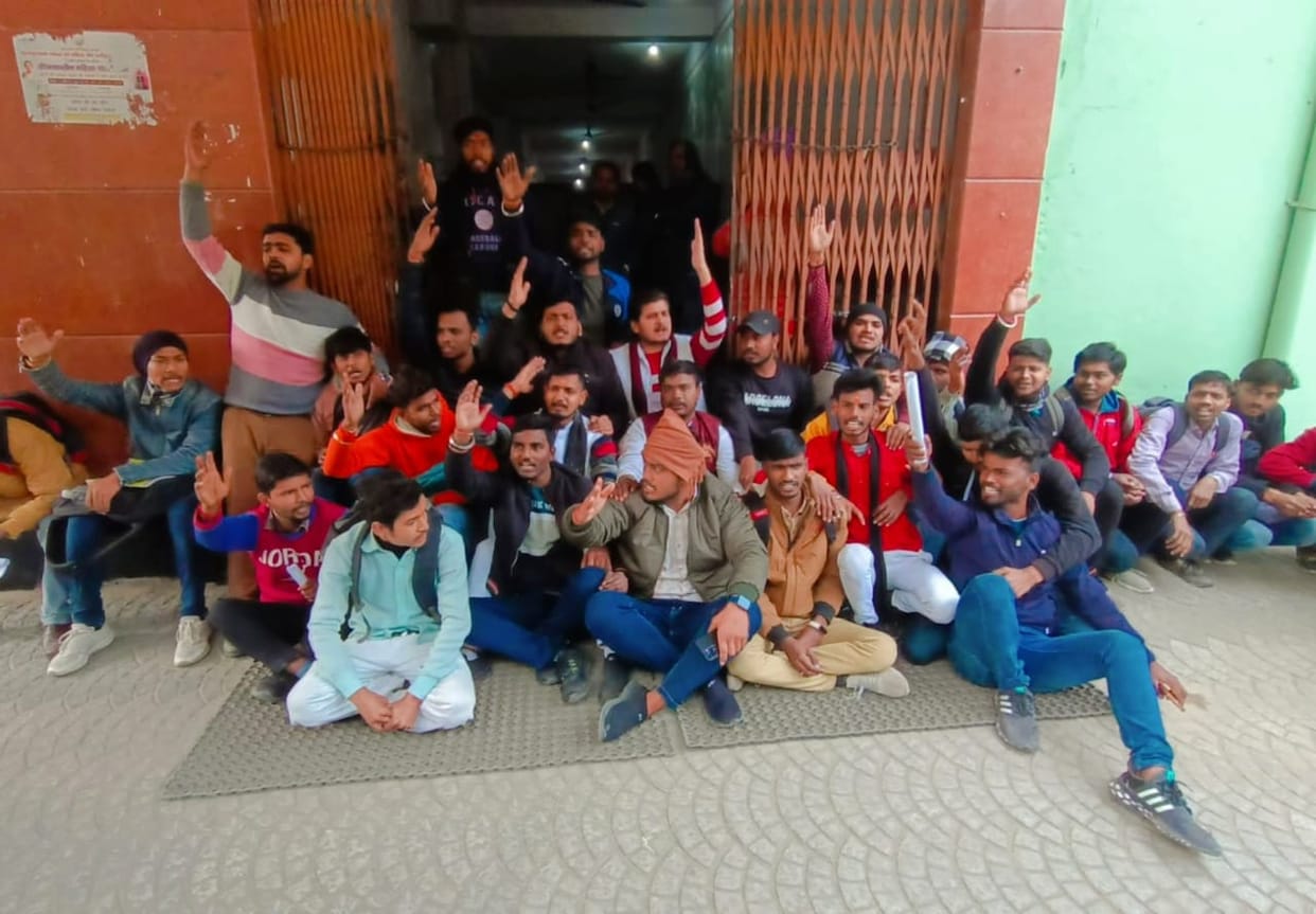 Kashi Vidyapeeth students protest regarding practical fees and attendance
