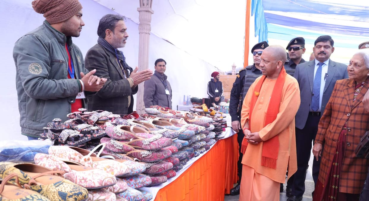 CM Yogi Adityanath in handicraft exibition in Lucknow.