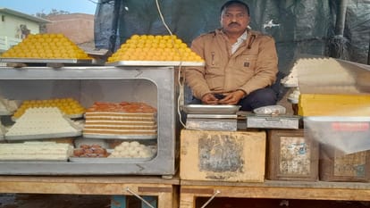 Ramlala pran pratishtha Sweet sellers gave special offer buy 51 kg laddus you will get gift