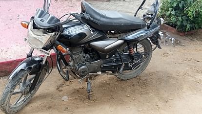 Aligarh: नौकरी कर घर लौट रहे बाइक सवार सुरक्षा गार्ड में मैक्स ने मारी टक्कर, मौत, परिवार में छाया मातम Security guard youth dies due to collision with Max and bike
