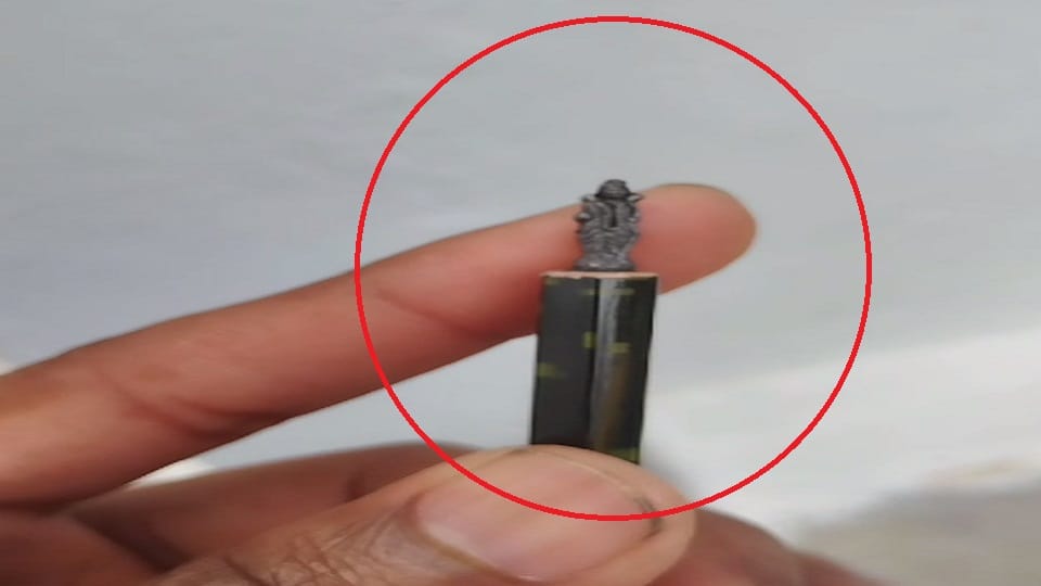 Bhanupratap created the figure of Ramji on the tip of a pencil in Dhamtari