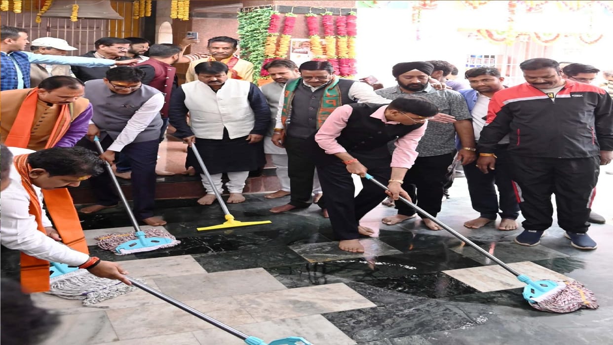 Union Minister Mansukh Mandaviya visit in Raipur, cleaned Mahamaya Temple used broom and mop, said this