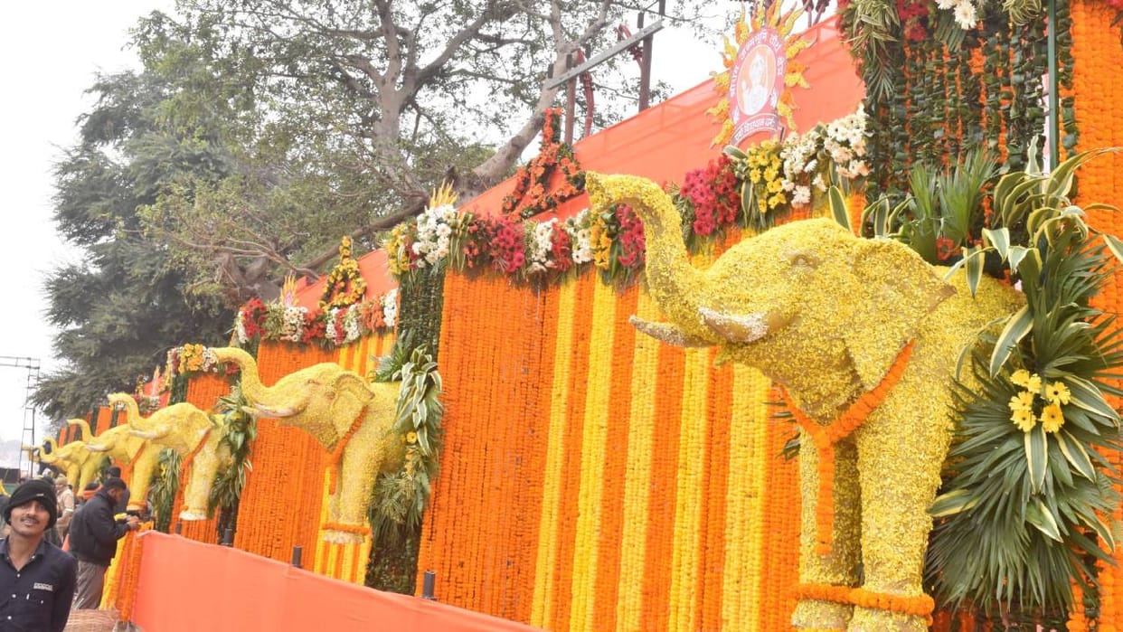Ayodhya is being decorated with flowers from different states of country including Thailand and Argentina
