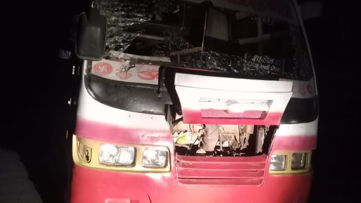 Shahdol News: Stopped the bus on the way, broke glass, beat up the driver