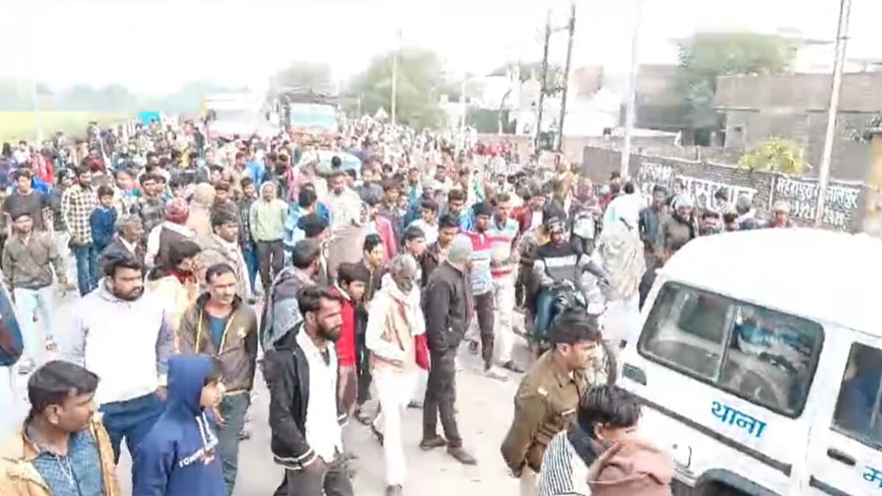Uproar over tampering with saffron flag in Shujalpur