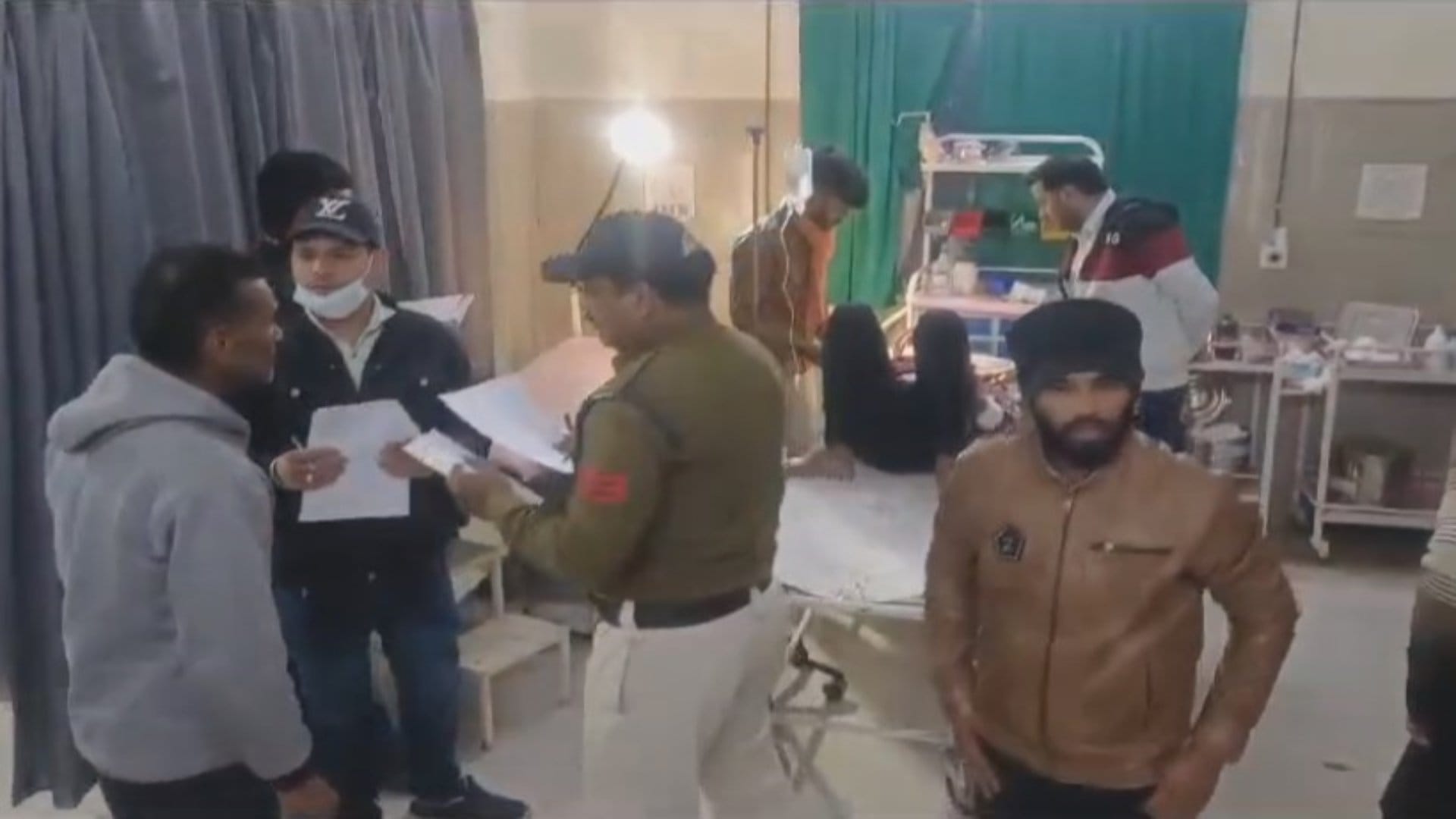अस्पताल में भर्ती घायल युवक