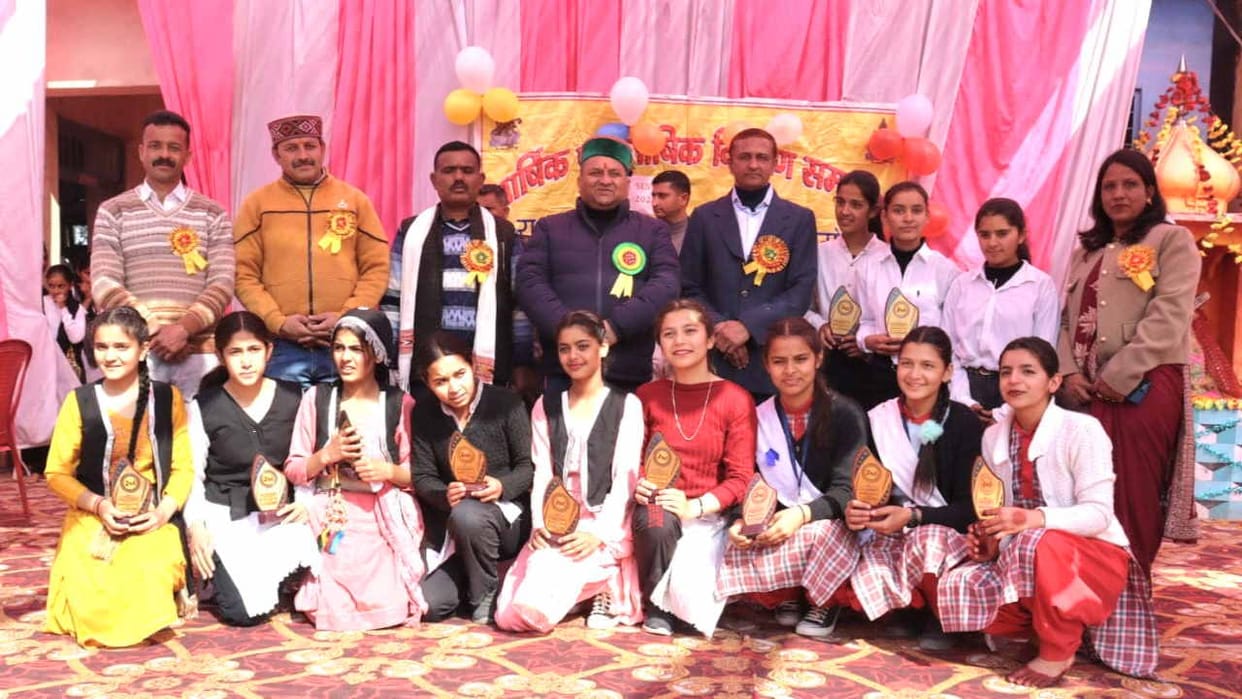 Assembly Deputy Speaker Vinay Kumar as the chief guest in the annual prize