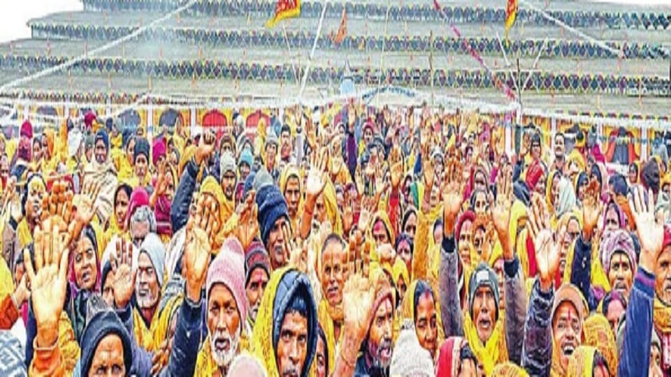 Devotees engrossed in Ramdhun...Bhandaras for Prasad at various places, free breakfast for two lakh devotees.