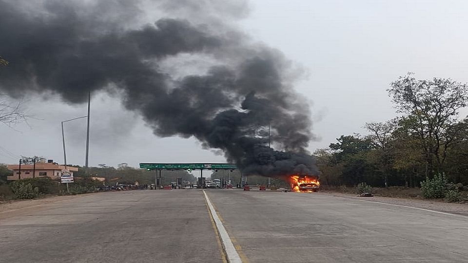 The moving bus became a ball of fire burnt in smoke in Balod