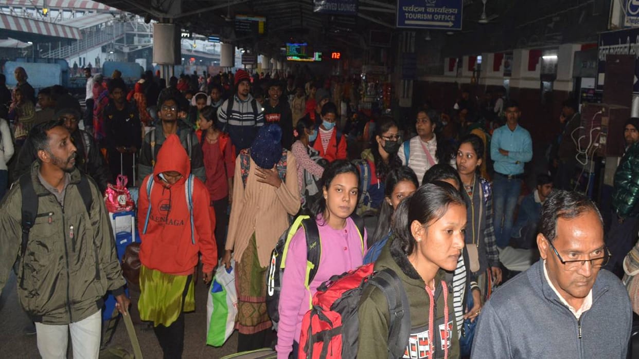 Trains passing through Agra were delayed by 17 hours due to which passengers were upset