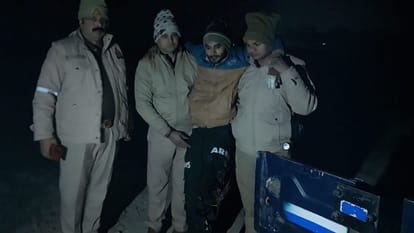 Azamgarh: पुलिस को देख भाग रहे बदमाशों की पलटी बाइक, गोली लगने से शातिर चोर घायल; दो बदमाश अरेस्ट Azamgarh police encounter two criminals arrested after thief was shot