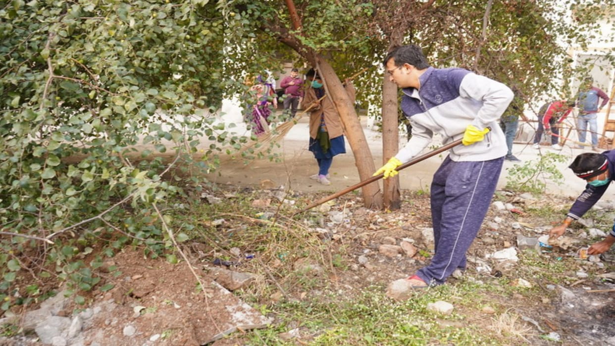Collector cleaned by asking for shovel
