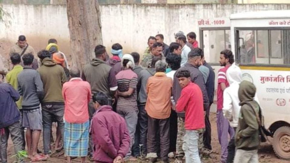 Middle aged man murdered by slitting his throat with sharp weapon in Kabirdham