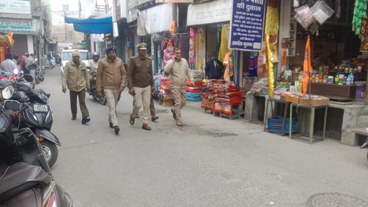 Police took out flag march in Jhajjar of Haryana