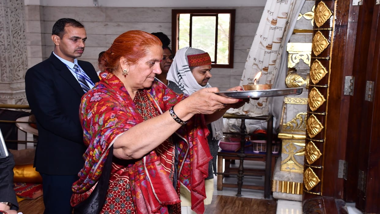Vice President wife Sudesh Dhankhar visited Shri Ram Temple in Raipur: met Gurukul students