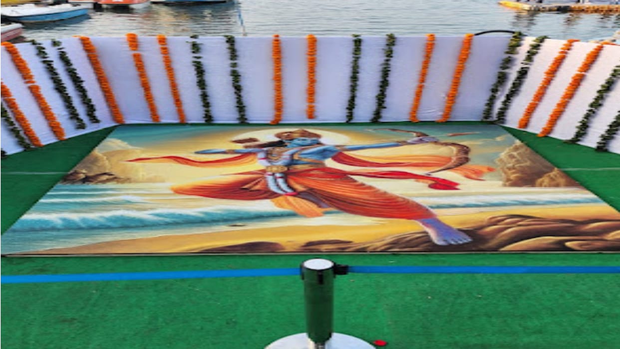 The painter made an attractive rangoli of the idol of Ramlala enshrined in the sanctum sanctorum