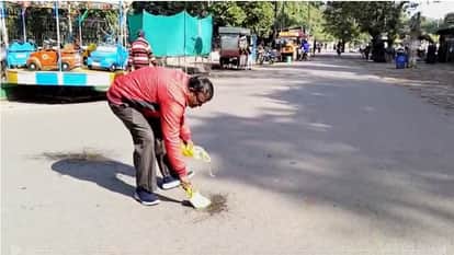 सफाई करता व्यक्ति