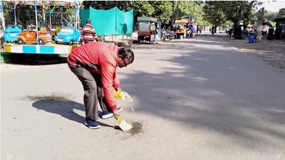 सफाई करता व्यक्ति