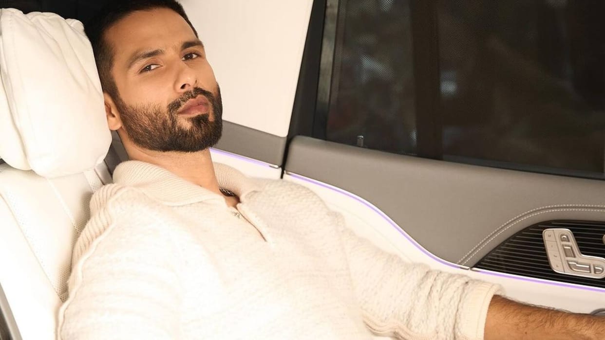 Shahid Kapoor in love with new song akhiyaan gulaab form his movie Teri Baaton Mein Aisa Uljha Jiya