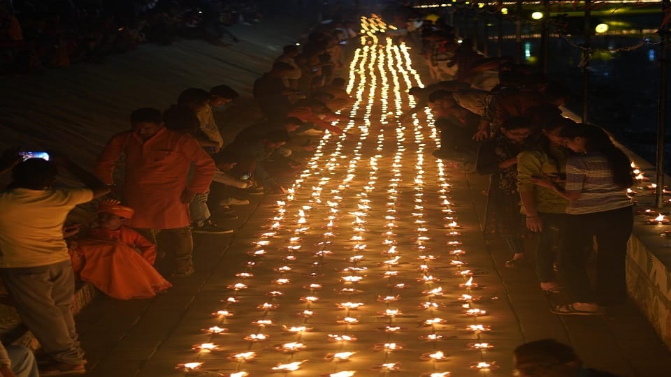Dalpat Sagar illuminated with the light of three lakh lamps in Jagdalpur