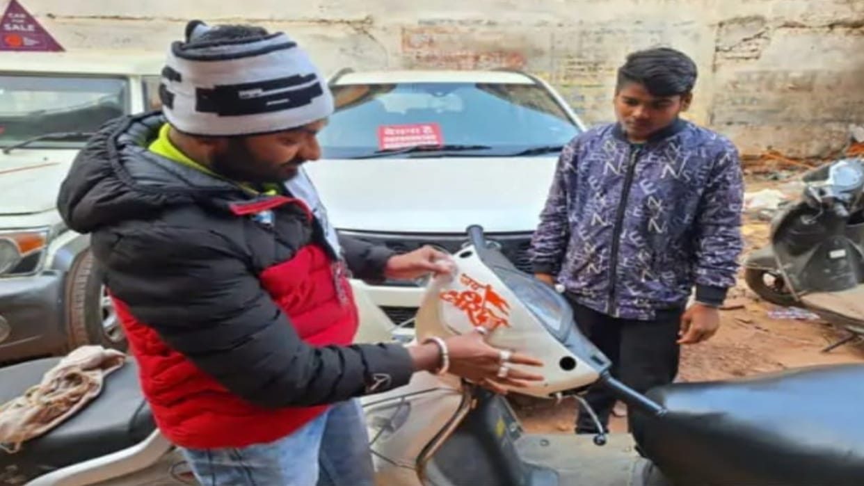 Radium stickers of Shri Ram are being installed free of cost on vehicles in Damoh.