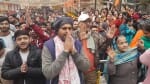 रघुनाथ मंदिर में पूजा करते हुए लोग
