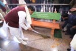 सीएम डॉ. मोहन यादव ने मंदिर में लगाई सफाई