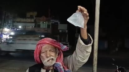 Bihar Liquor Ban: बिहार में शराबबंदी खत्म! खुलेआम हाथ में शराब लेकर घूम रहा शख्स; जानें पूरा मामला... A person roaming openly with liquor in his hand in Siwan; People raised questions on liquor ban