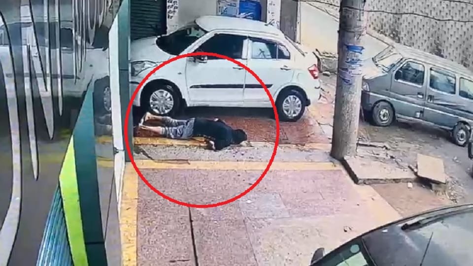 UP: Vehicle owner suddenly fell while washing car, died due to heart attack... Video viral