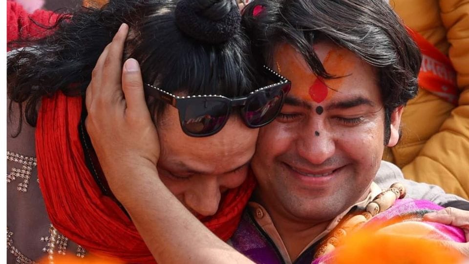 ram mandir ayodhya pran pratishtha Dhirendra Krishna Shastri hugged Kailash Khair