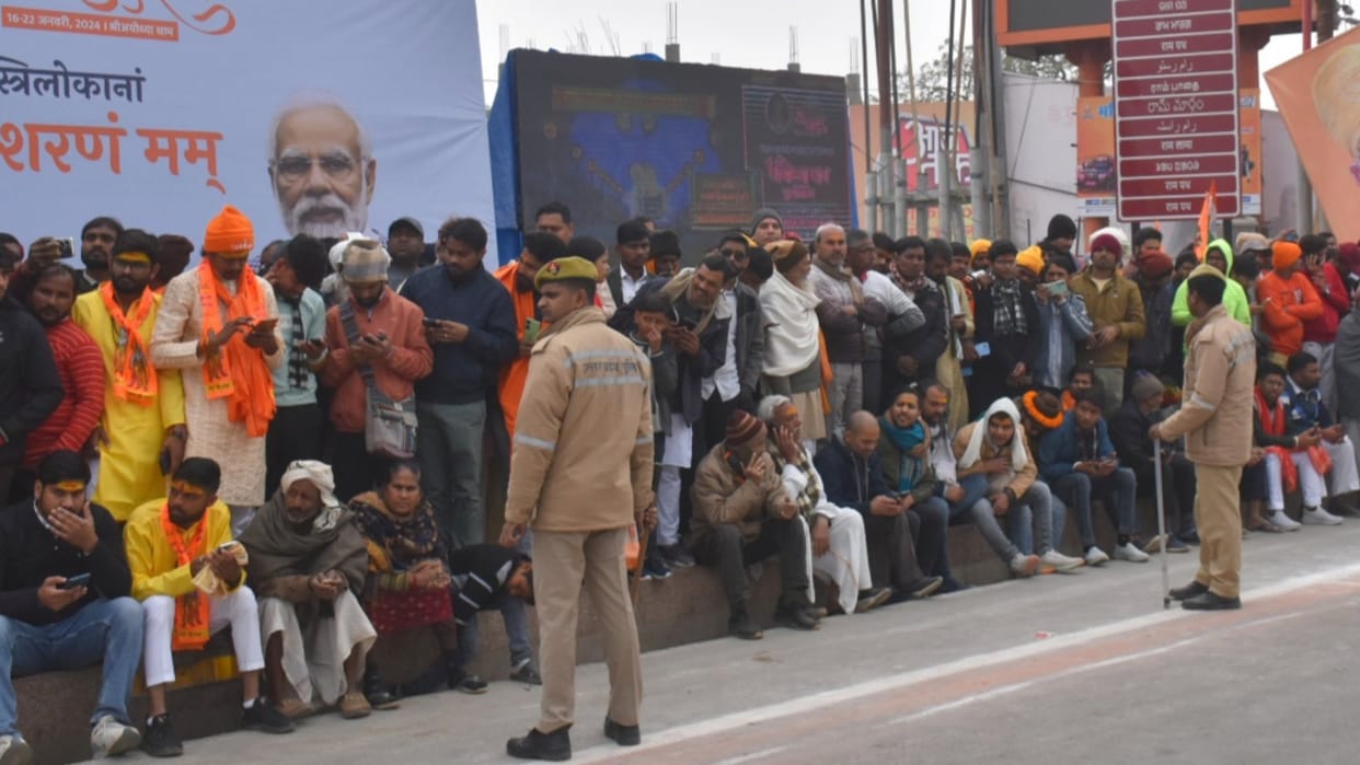 Ayodhya Ram Temple: Police is helpless in Ayodhya in front of crowd.
