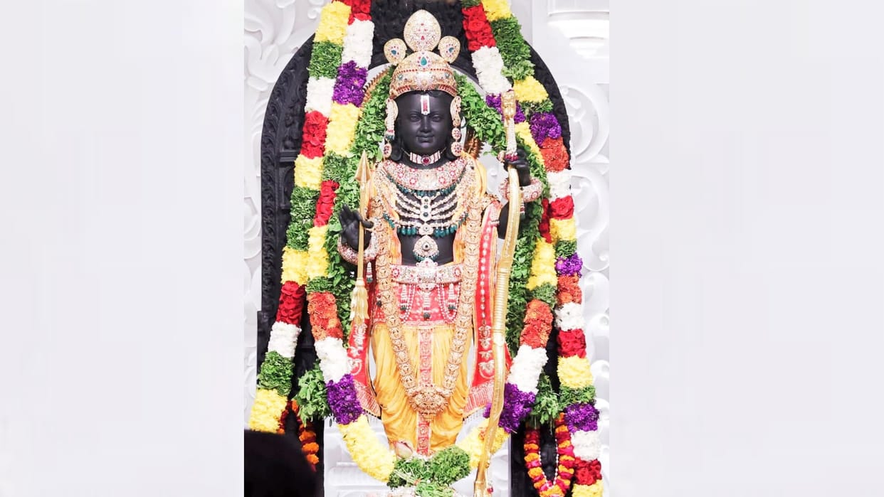 Ram Temple: Ramlala is consecrated with full pomp and show, wearing five kilos of gold