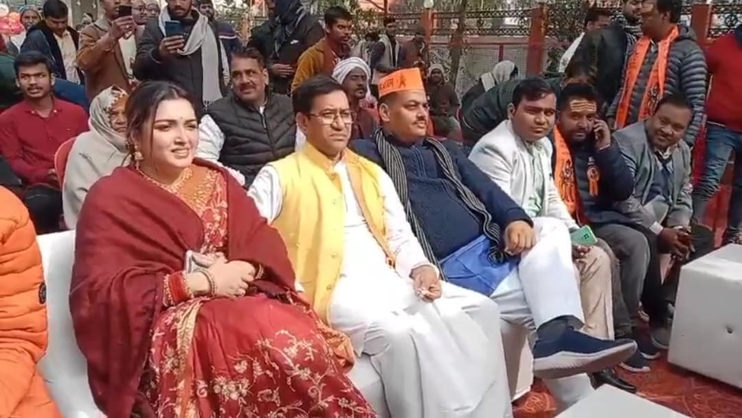 MP Dinesh Lal Yadav Nirahua watched live telecast of Ram Mandir Pran Pratishtha along with Amrapali Dubey in A