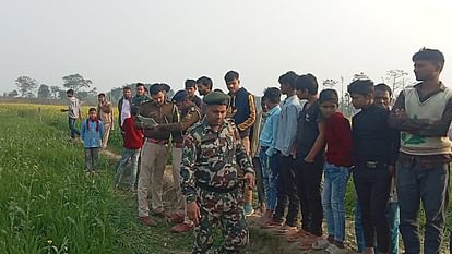 Bihar Crime: गन्ने के खेत में मिला घर में सोई नवविवाहिता का शव; पहचान छिपाने को दरिंदों ने एक आंख भी नोची Bettiah: Dead body of newly married woman found in field; To hide her identity brutes even plucked out one eye