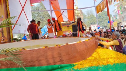 Ram Mandir : सीएम नीतीश के गृह जिले में जला बिहार का सबसे बड़ा दीपक, तेल दान करने दूर-दूर से पहुंच रहीं महिलाएं Ram Mandir: Bihar's biggest lamp lit in Nalanda, women coming from far and wide to donate oil, Bihar News