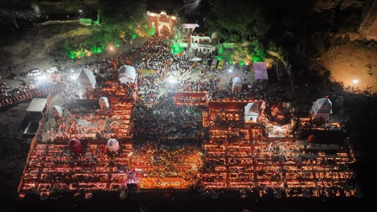 Ram Temple: Rajghat of Suryaputri Tapti illuminated with 108000 lamps, Prajapati Samaj gave free idols