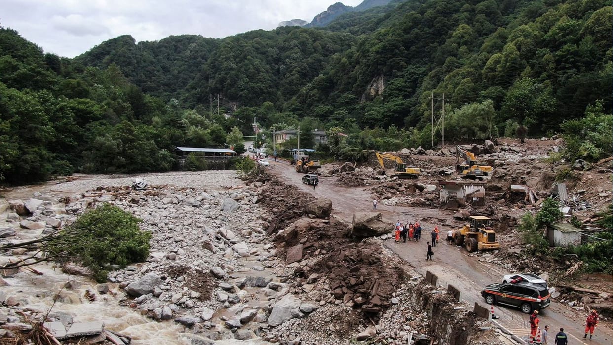china yunnan province landslide many people buries fear to be dead