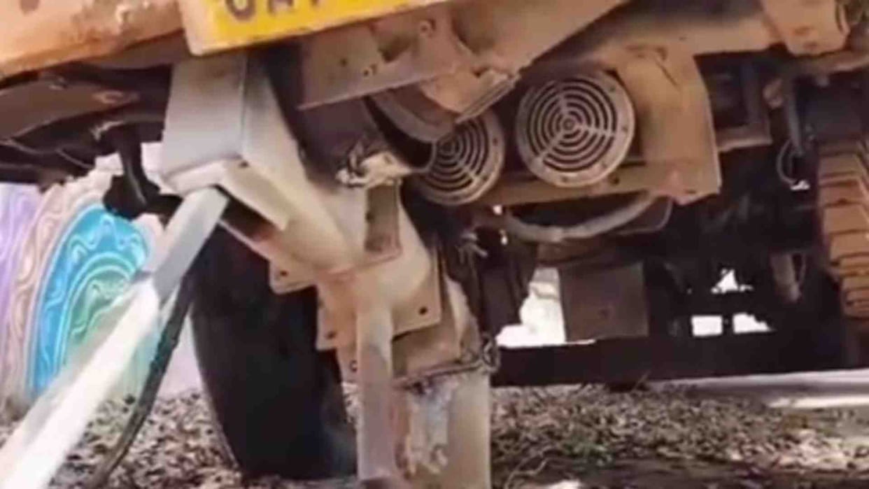 Thieves stole three trucks from Damoh bus stand