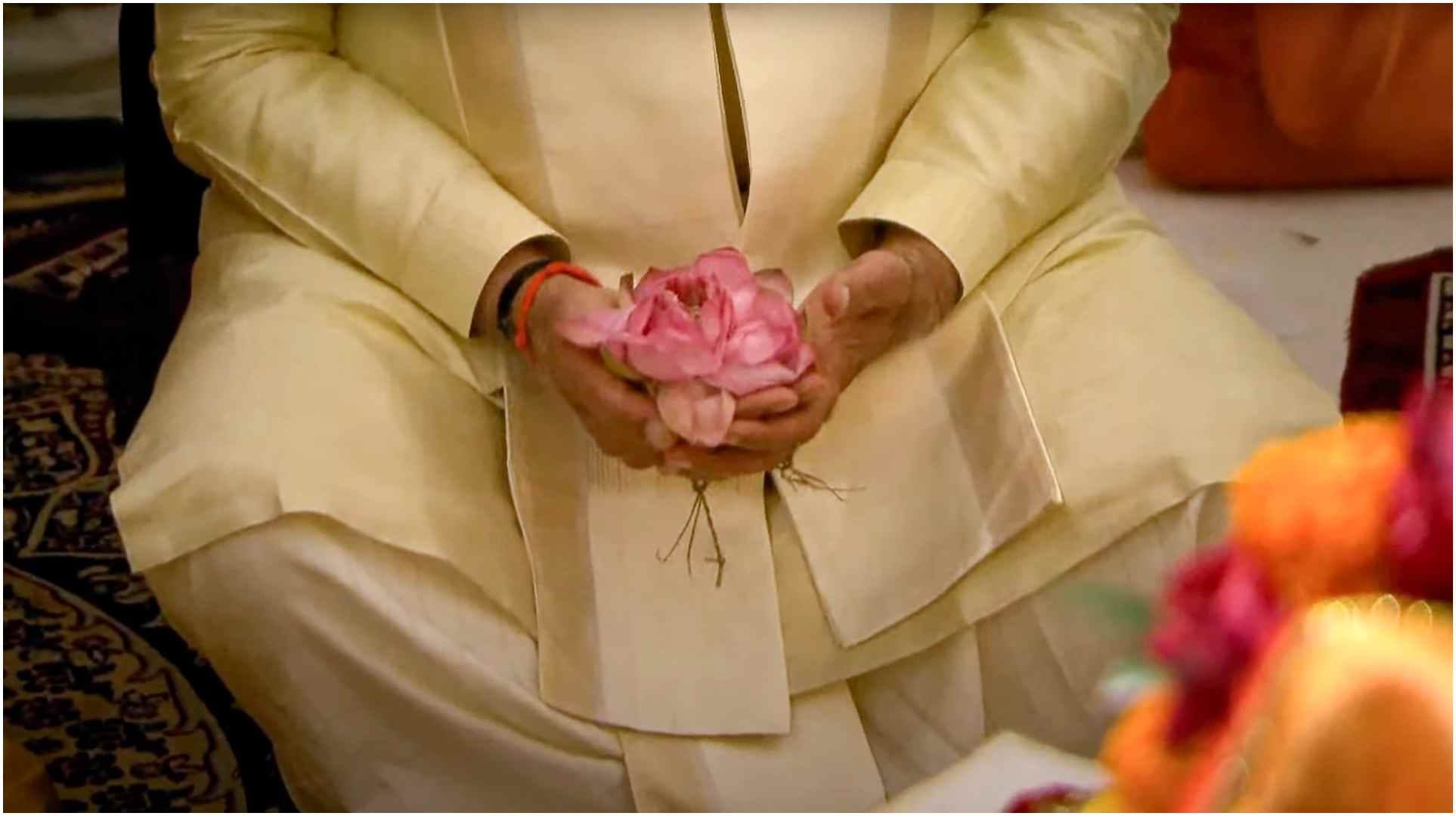 ayodhya news update: pm narendra modi have chatra and clothes in his hand for ramlala
