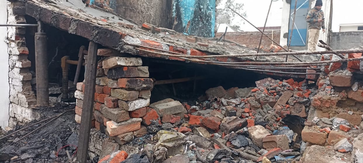 Explosion in firecracker warehouse running in a home Muzaffarnagar, two teenagers died, many injured