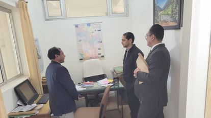 Himachal: पर्यटन विकास निगम के प्रबंध निदेशक डॉ. राजीव कुमार ने धर्मशाला में किया होटलों का निरीक्षण hptdc Managing Director Dr. Rajeev Kumar inspected hotels in Dharamshala.