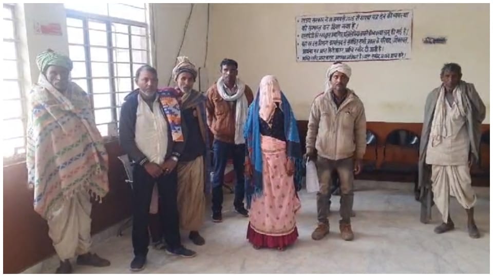 Kidnapping of married woman in Karauli family members demonstrated outside SP office and submitted memorandum